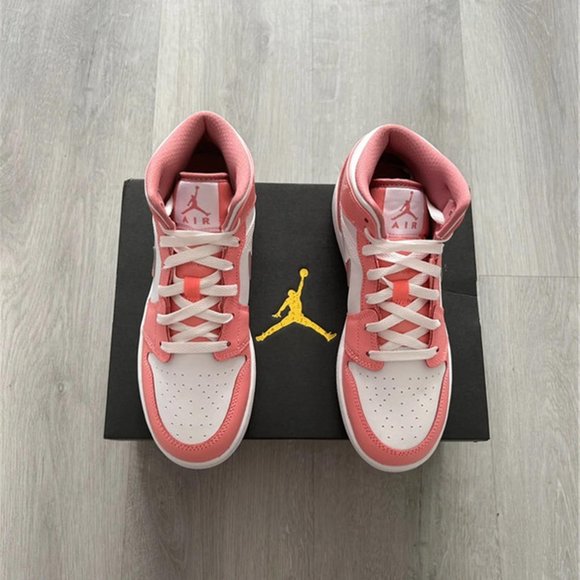Air Jordan 1 (GS) Valentines Day - Picture 4 of 4
